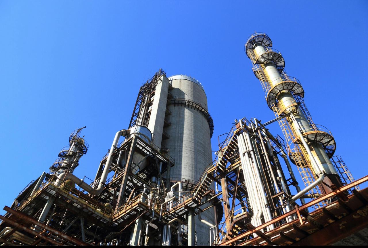 Vista de una fábrica industrial contra el cielo azul