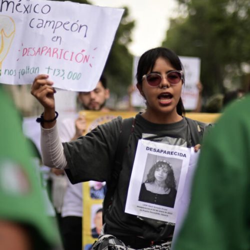 Mundial 2026: Miles marchan en México por los desaparecidos frente al blindaje del Estadio Azteca